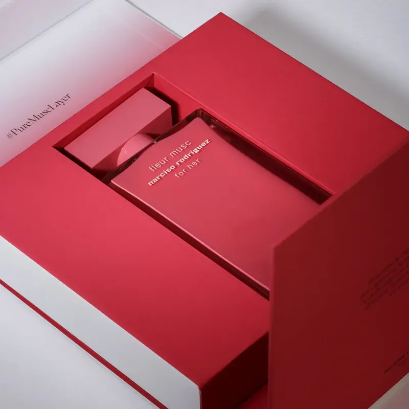 Người phụ nữ đang chọn chai nước hoa Narciso Rodriguez từ bộ sưu tập của mình